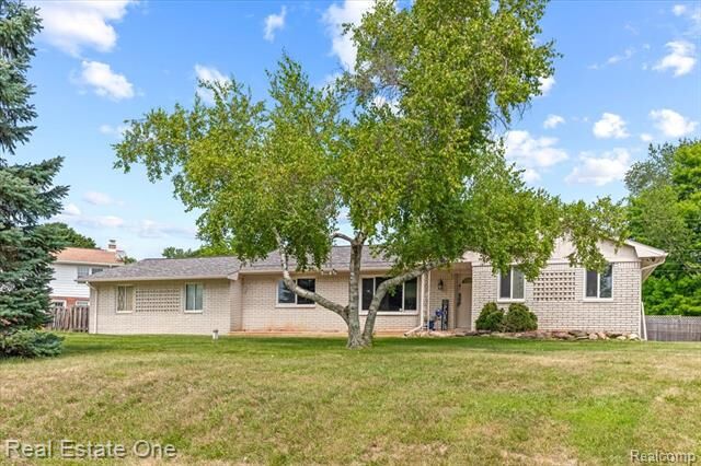 Property Photo: 225 Cross Timbers Street MI 48371