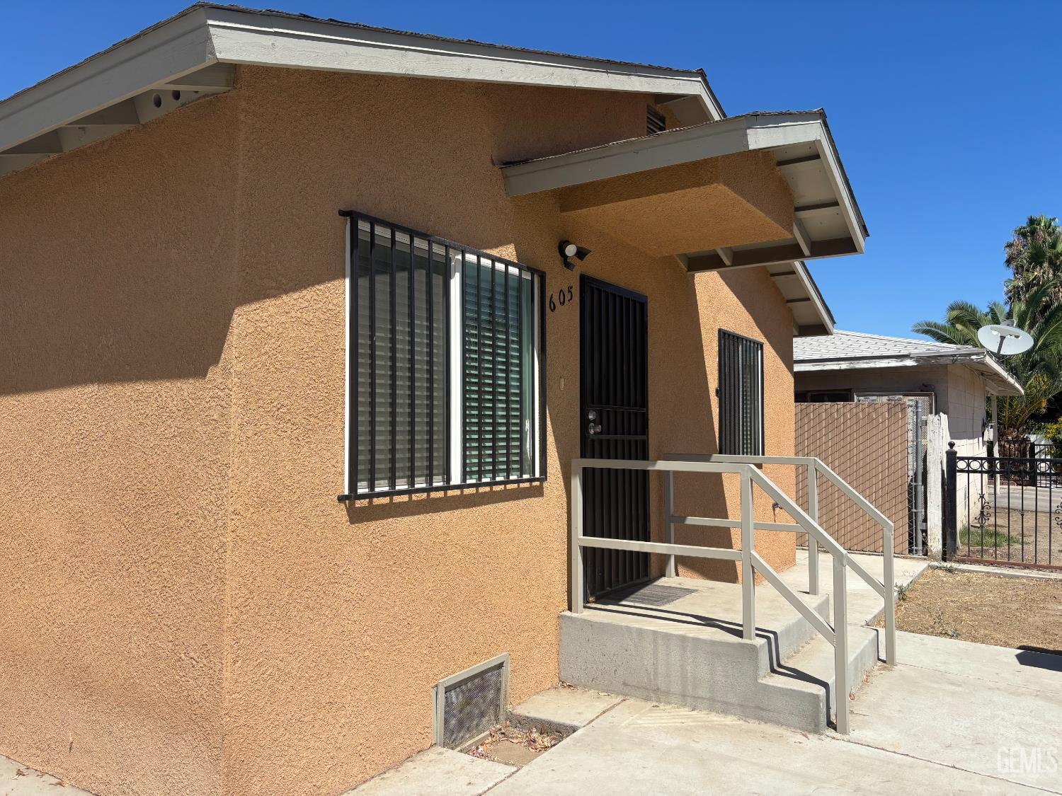 Property Photo:  605 Ellington Street  CA 93215 