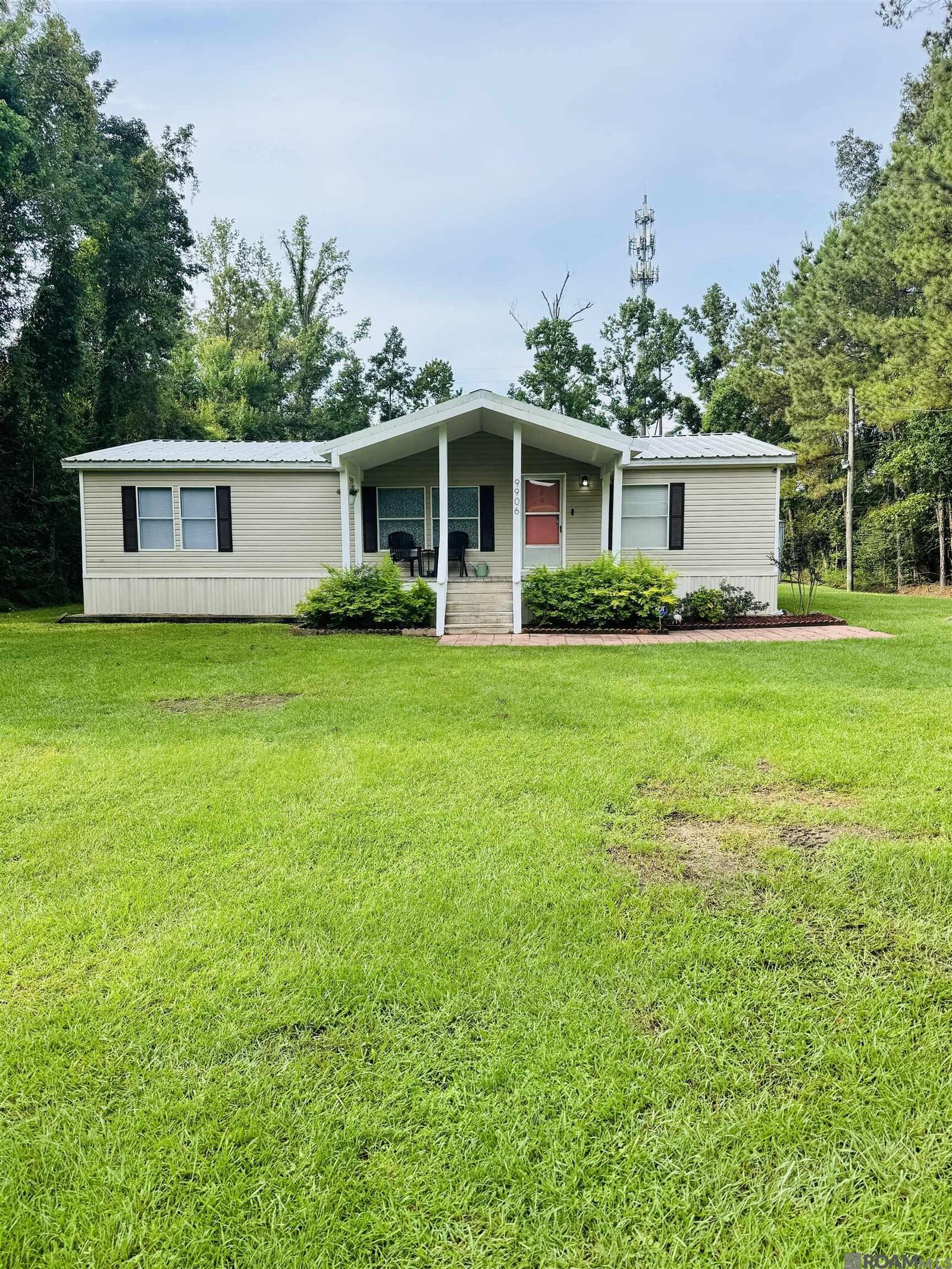Property Photo: 9906 Ponder Ln LA 70706