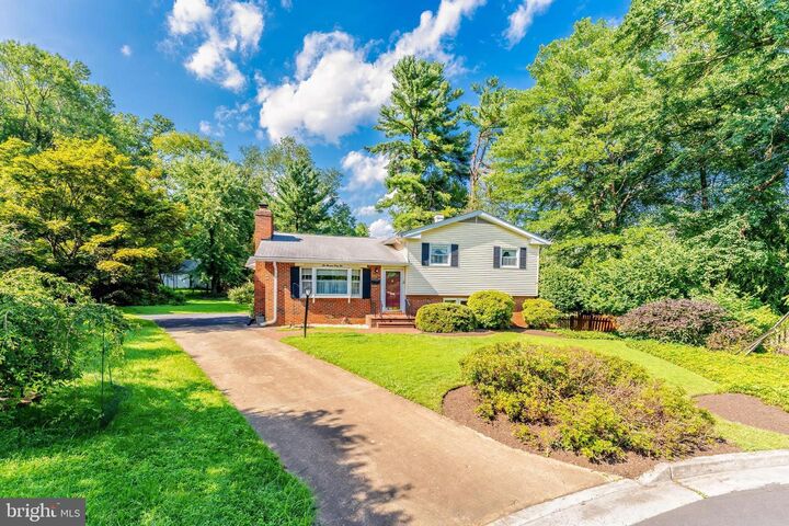 Property Photo: 242 Hillside Circle SW VA 22180