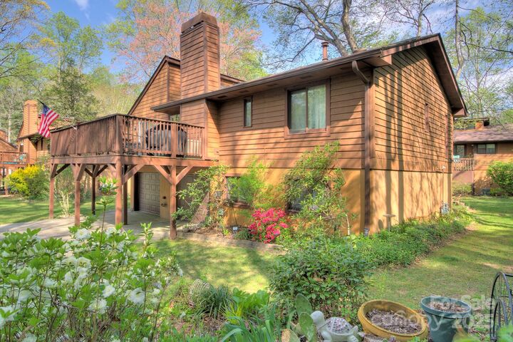 Property Photo:  39 Oak Court  NC 28732 