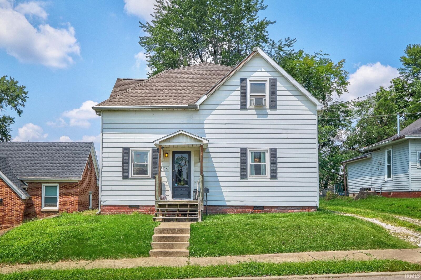 Property Photo:  506 E Locust Street  IN 47601-1845 