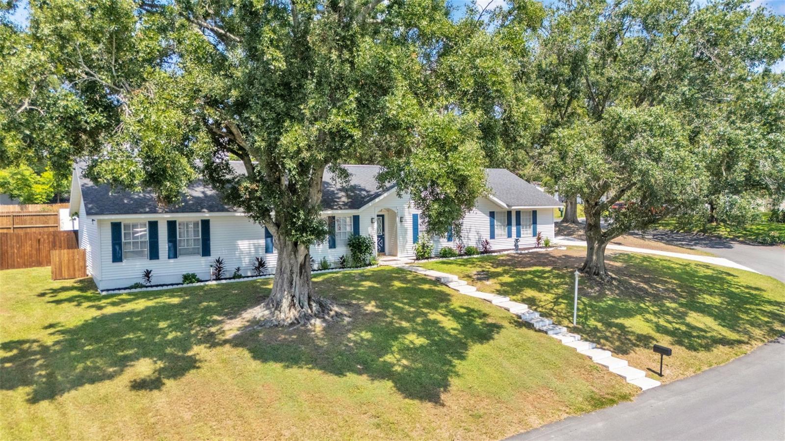 Property Photo: 4825 Foxrun FL 33813