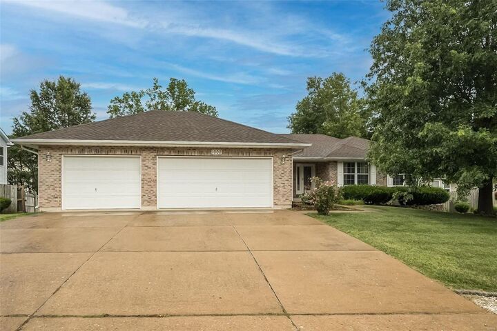 1000 Dingledine Manor Court  St Charles MO 63304 photo