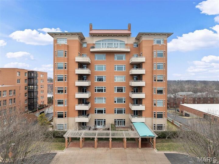 800 S Hanley Road 2D  St Louis MO 63105 photo