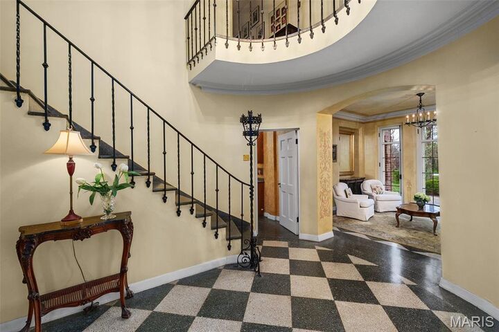Property Photo:  8 Carrswold Drive  MO 63105 