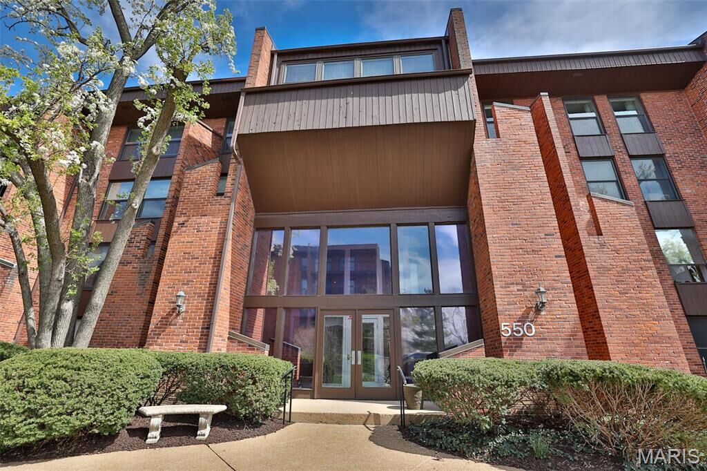 Property Photo: 550 Coeur De Royale Drive 406 MO 63141