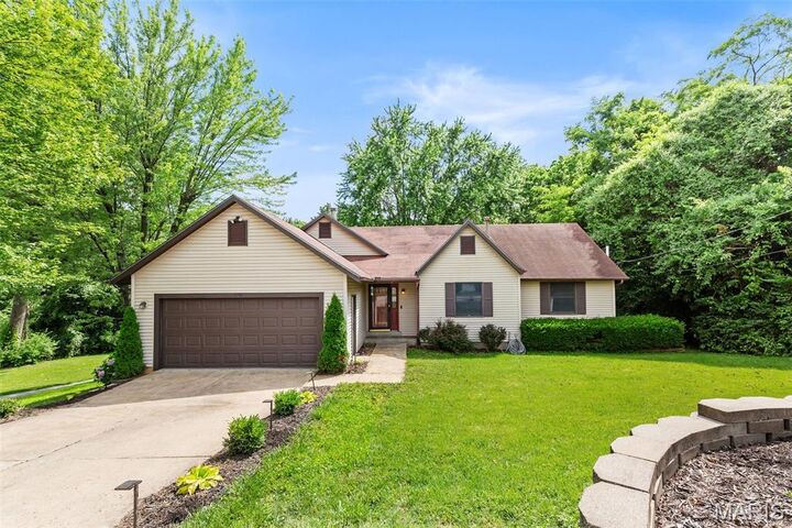 1098 Utz Lane  Hazelwood MO 63042 photo