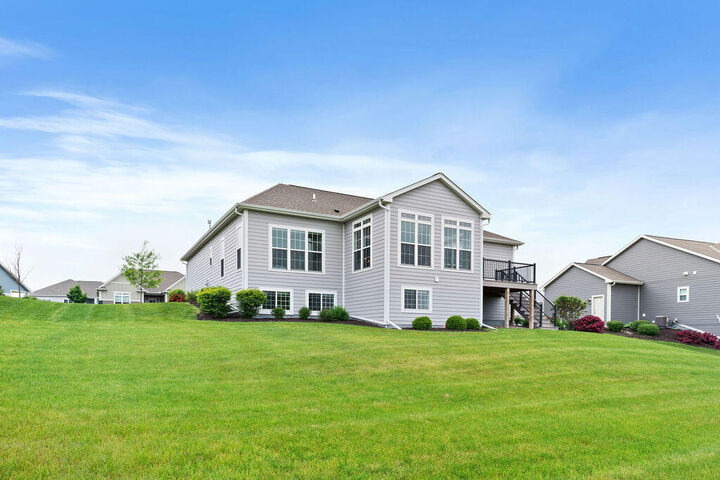 Property Photo:  1386 Overlook Cir  WI 53029 