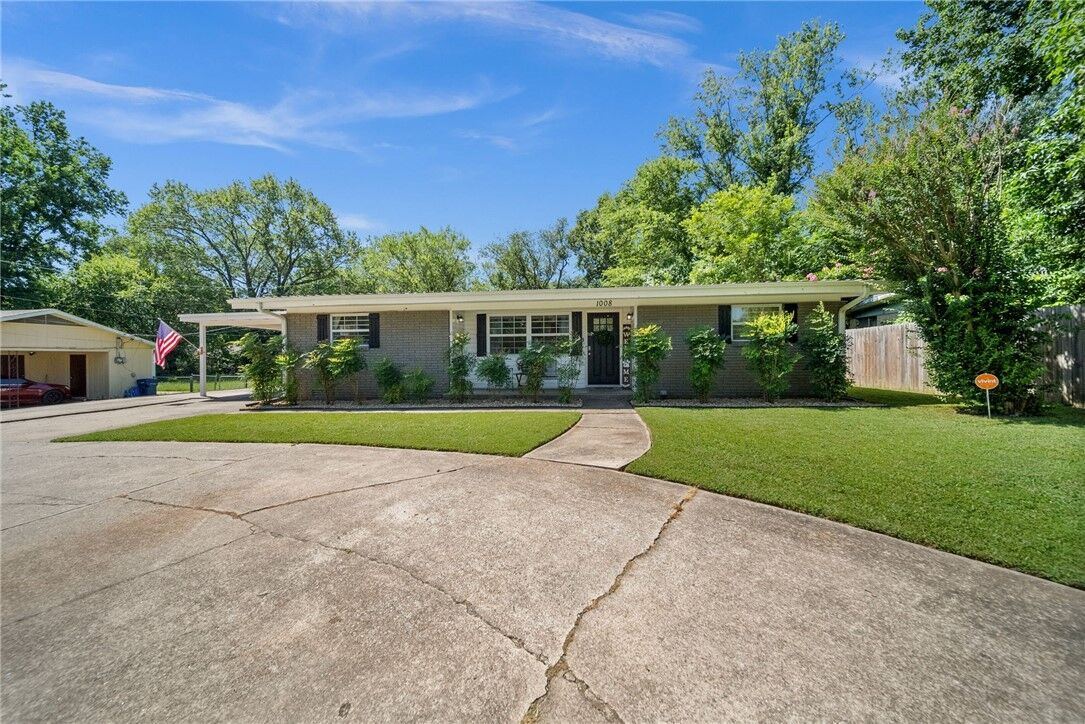 Property Photo:  1008 W Jefferson Street  AR 72761 