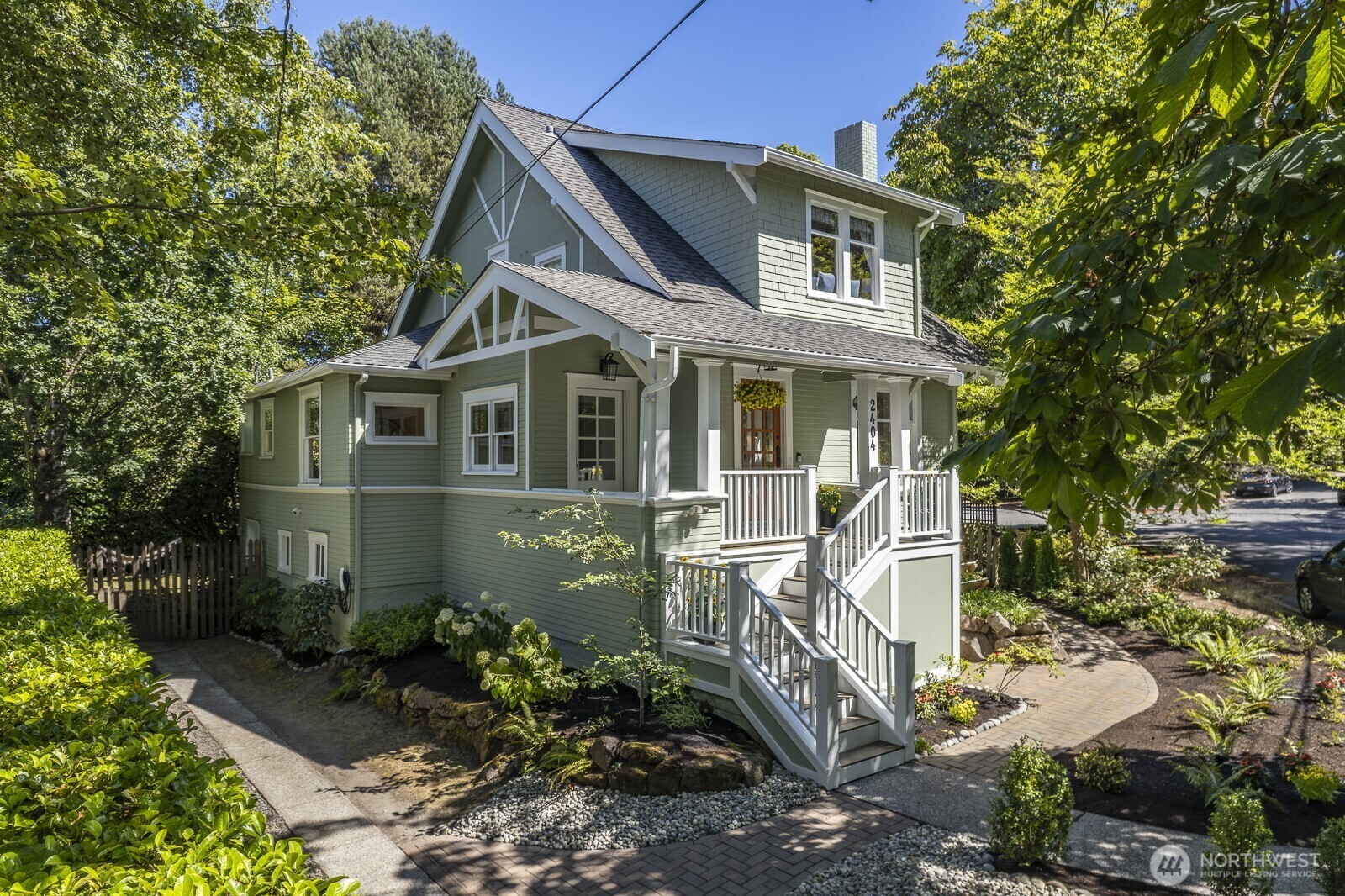 Property Photo:  2404  2nd Avenue N  WA 98109 