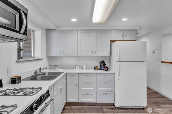 Property Photo:  9480  Olson Place SW B  WA 98106 