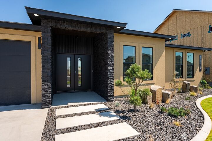 Property Photo:  1405 W Lakeside Drive  WA 98837 