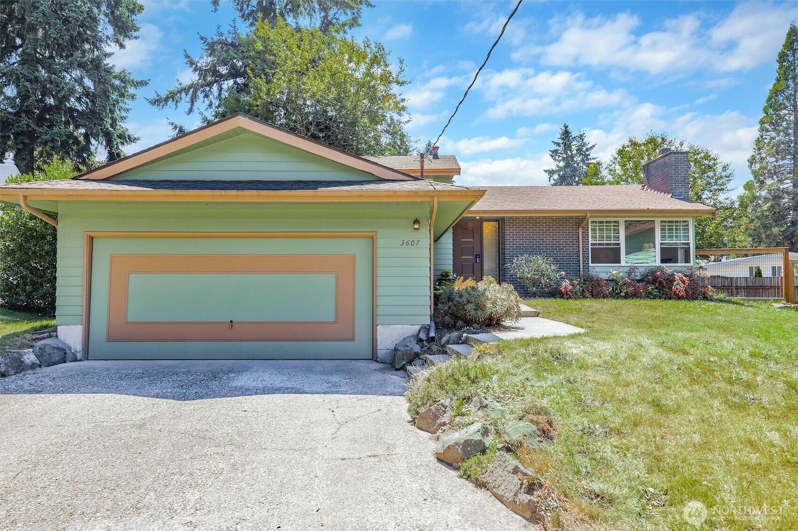 Property Photo: 3607 Strattfort Court WA 98032