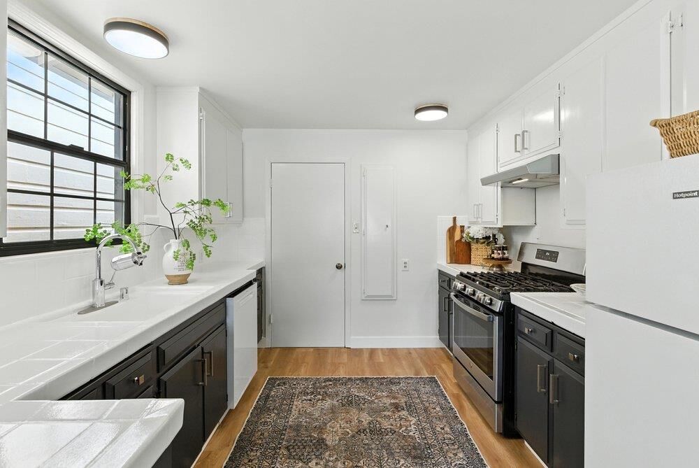 Property Photo:  636 Easton Avenue  CA 94066 