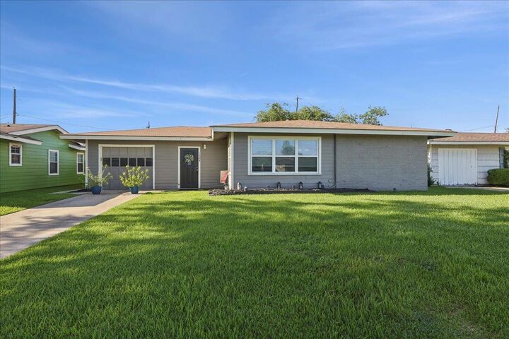 Property Photo:  1524 Longhorn  TX 77630 