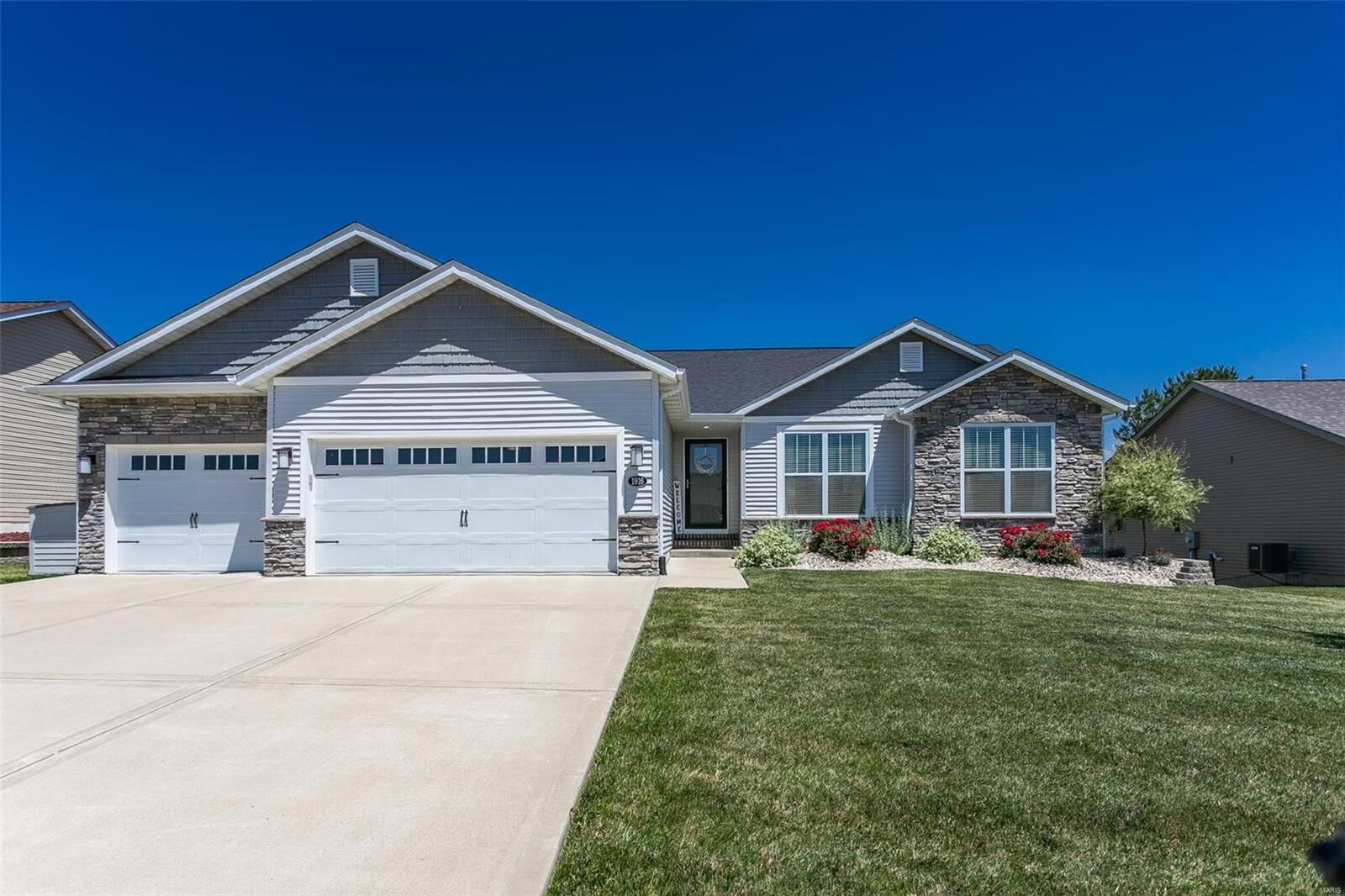 Property Photo:  1916 Crimson Oak Drive  IL 62062 
