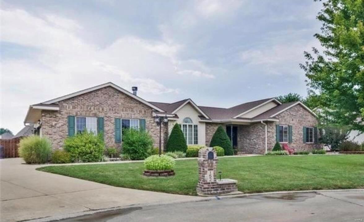 Property Photo: 152 Crestmoor IL 62010