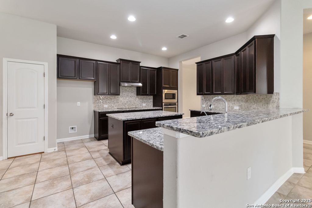 Property Photo: 629 Cavan TX 78108