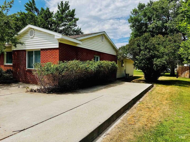 Property Photo: 1617 Pine St ID 83350