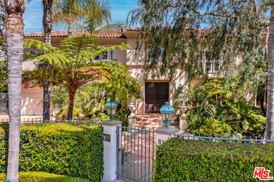 Property Photo:  814 N Bedford Dr  CA 90210 