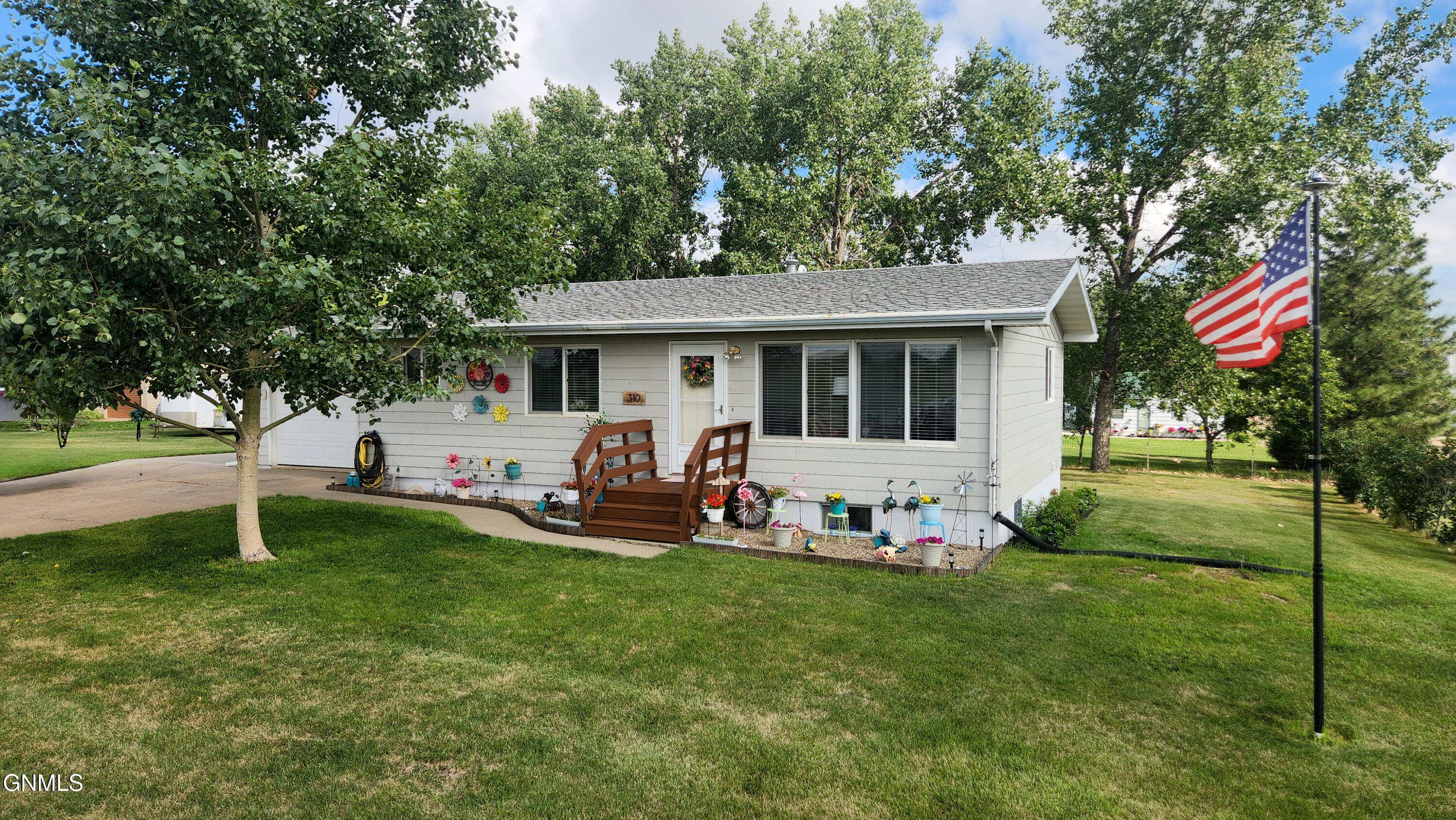 Property Photo:  310 Pine Avenue  ND 58563 