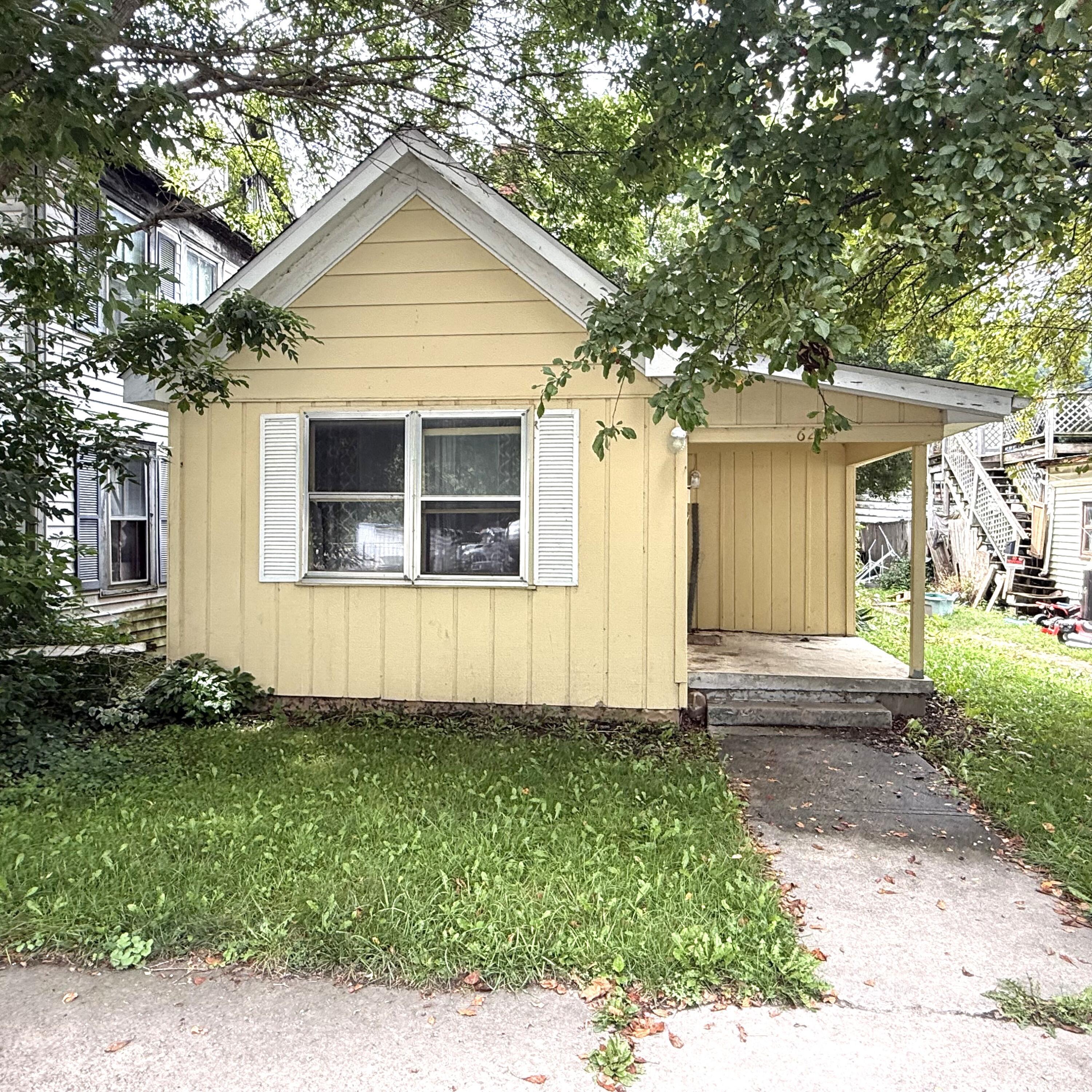 Property Photo:  626 3rd Ave  WV 24954 