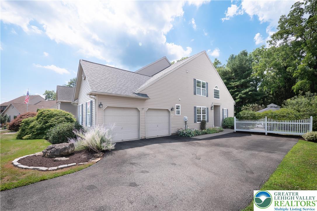 Property Photo: 2073 Rolling Meadow Drive PA 18062