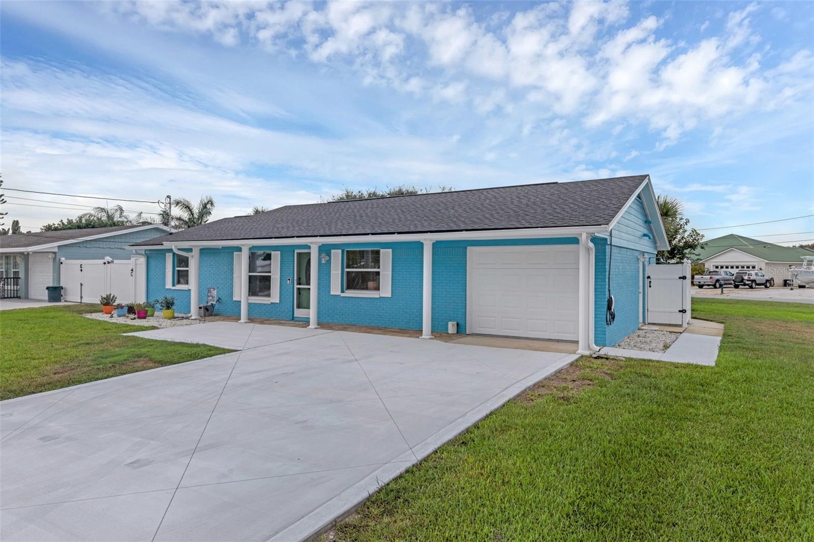 Property Photo:  825 E 27th Avenue  FL 32169 