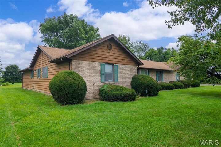 Property Photo: 1104 Summerfield Road IL 62281