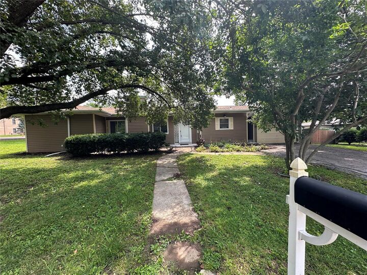 9404 Parklind Drive  St Louis MO 63126 photo