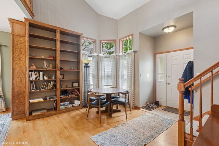 Property Photo: 1724 Waverly Circle IL 60174
