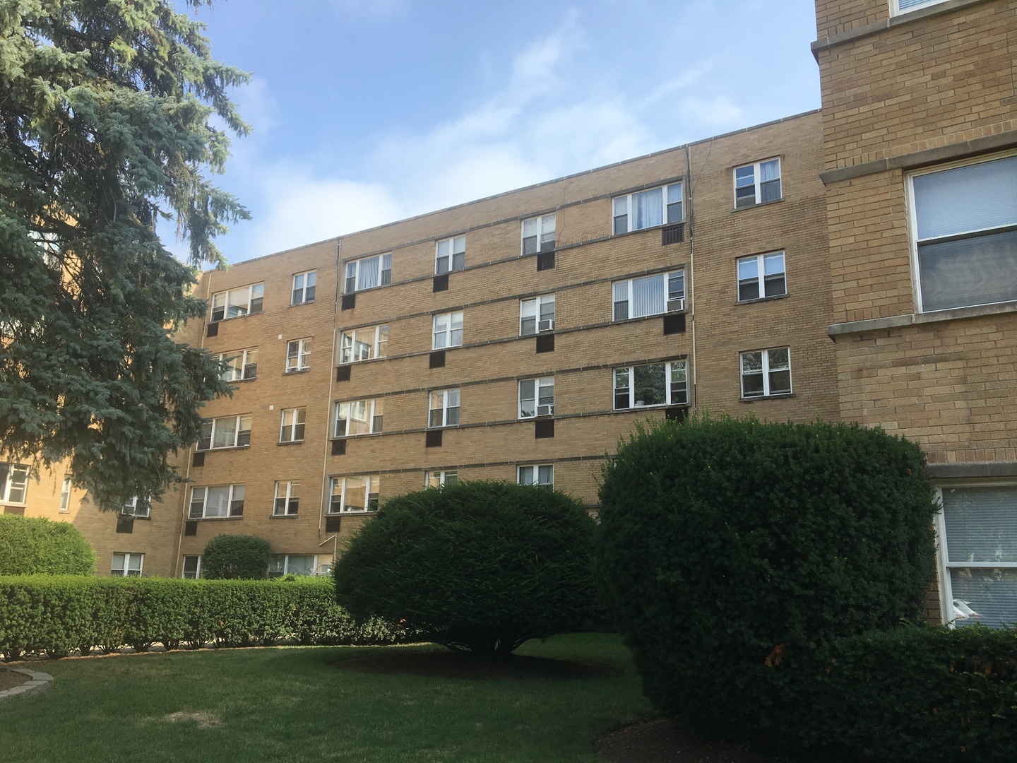 Property Photo: 2115 W Farwell Avenue 213 IL 60645