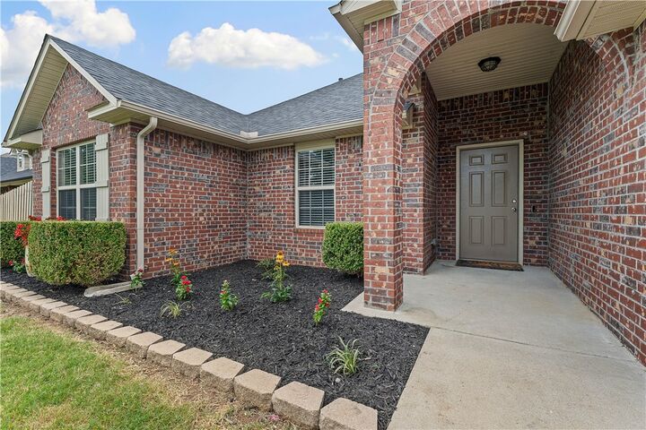 Property Photo:  201 Sussex Avenue  AR 72745 