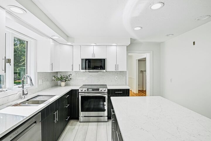 Property Photo:  7 Kings Grant Rd  MA 01581 
