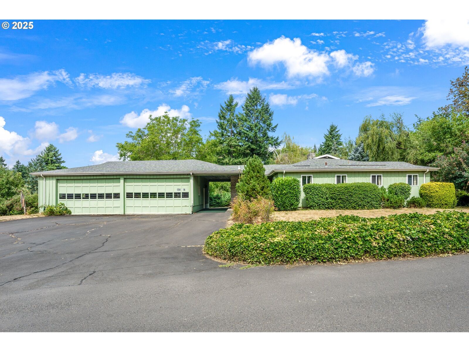 Property Photo: 8425 SE 57th Ave OR 97206