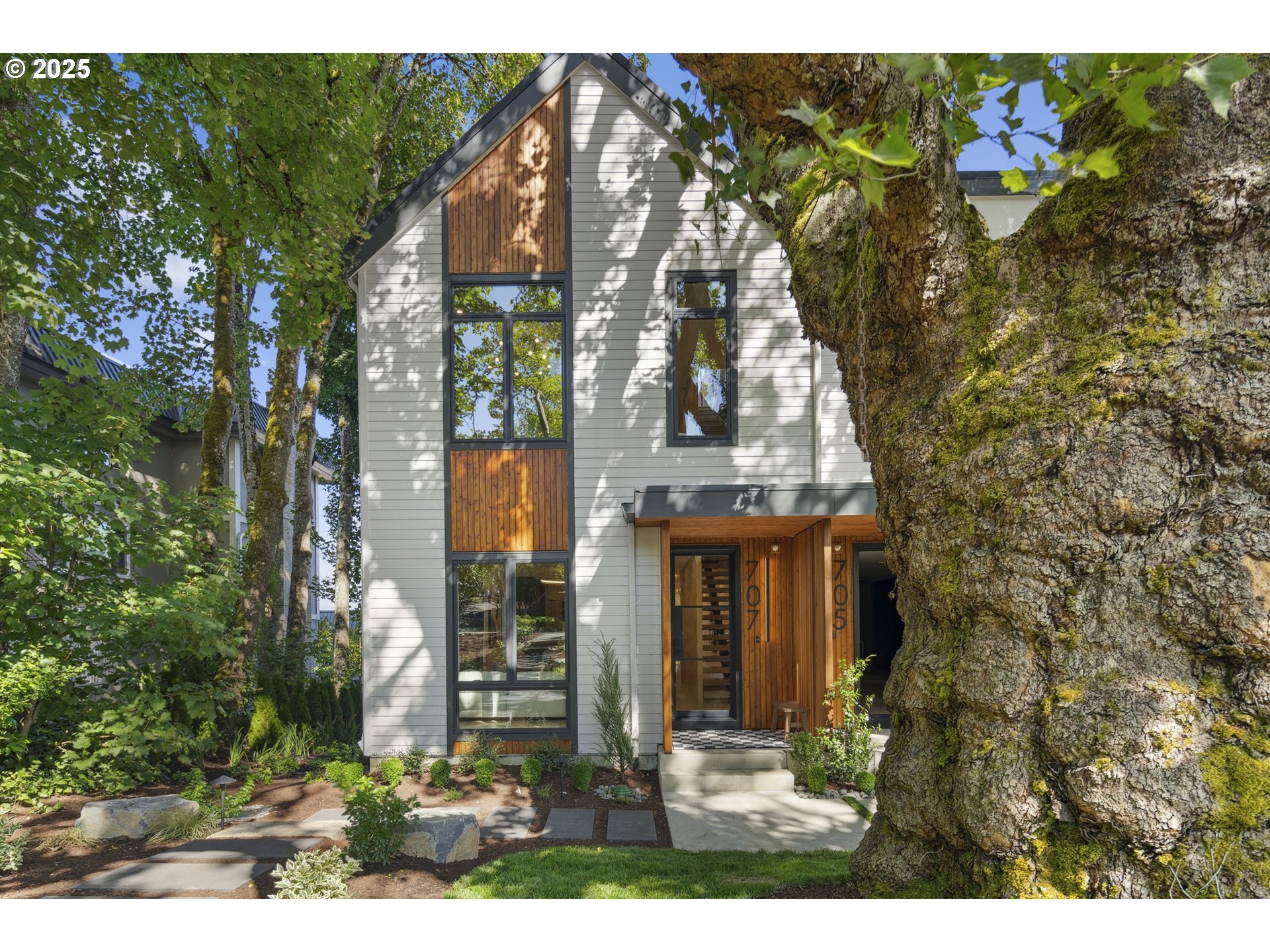 Property Photo:  707 1st St  OR 97034 