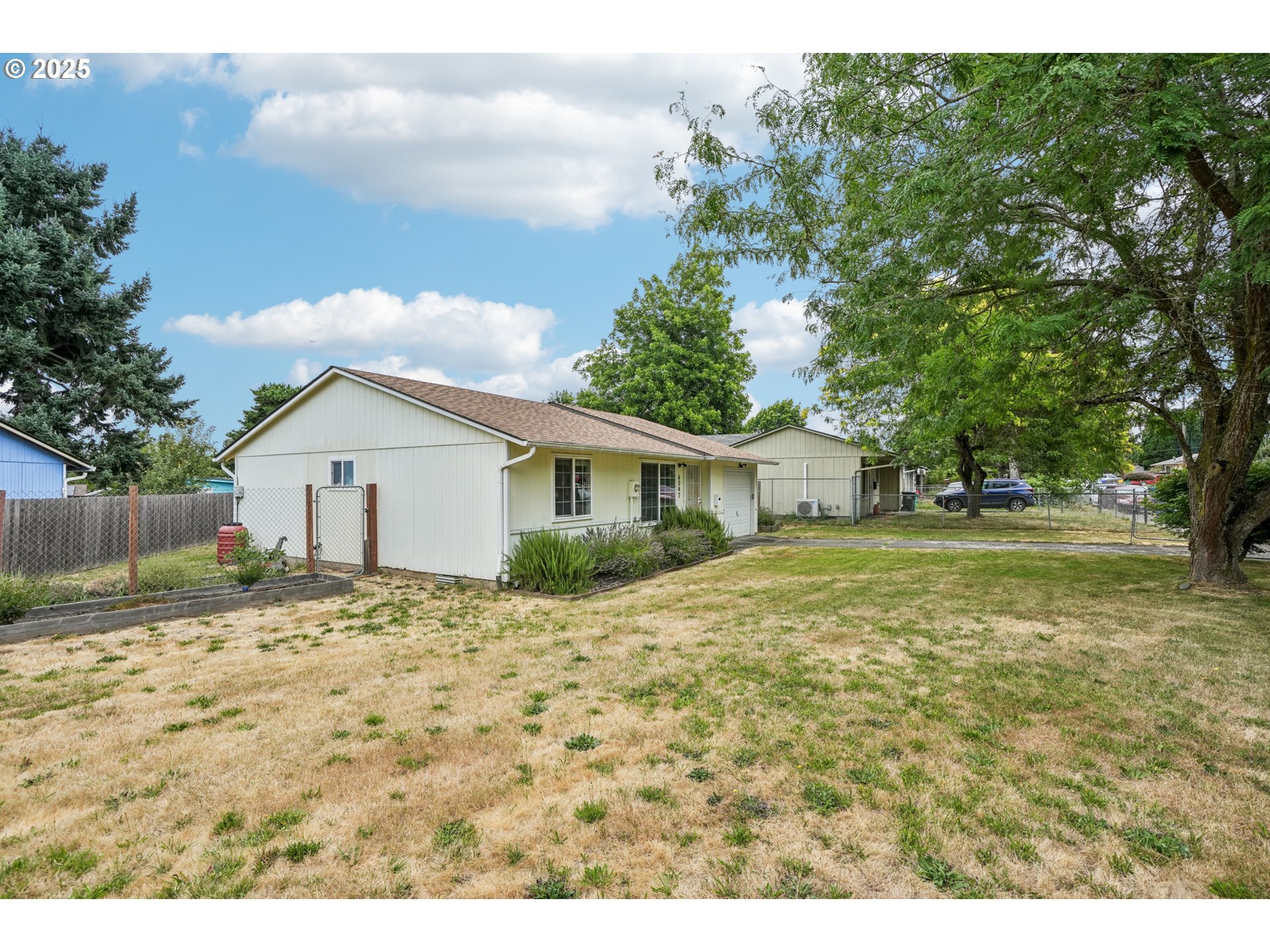 Property Photo: 4047 N Attu St OR 97203