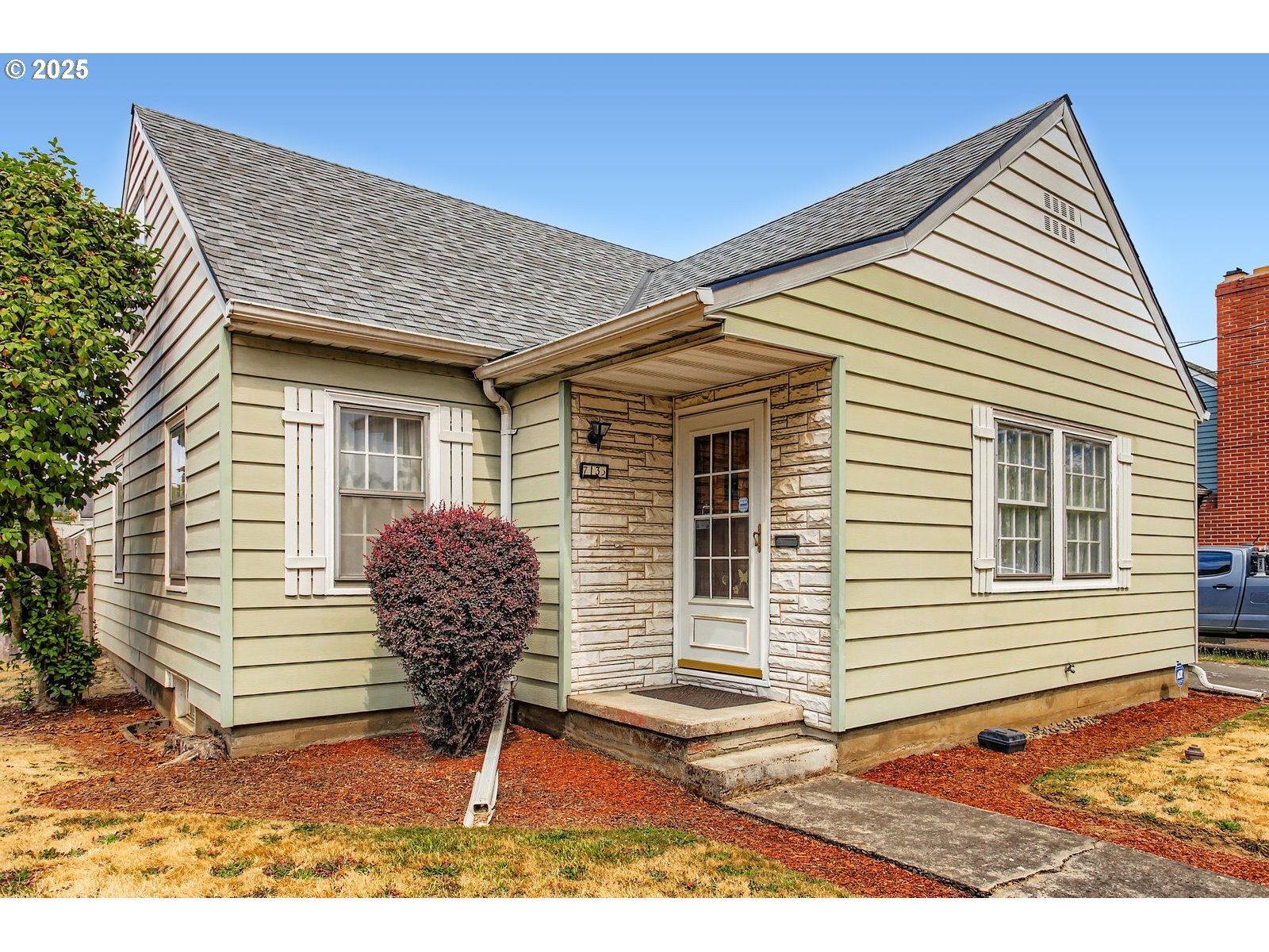 Property Photo:  7135 N Olin Ave  OR 97203 