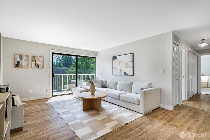 Property Photo: 9902 NE 124th St 1202 WA 98034