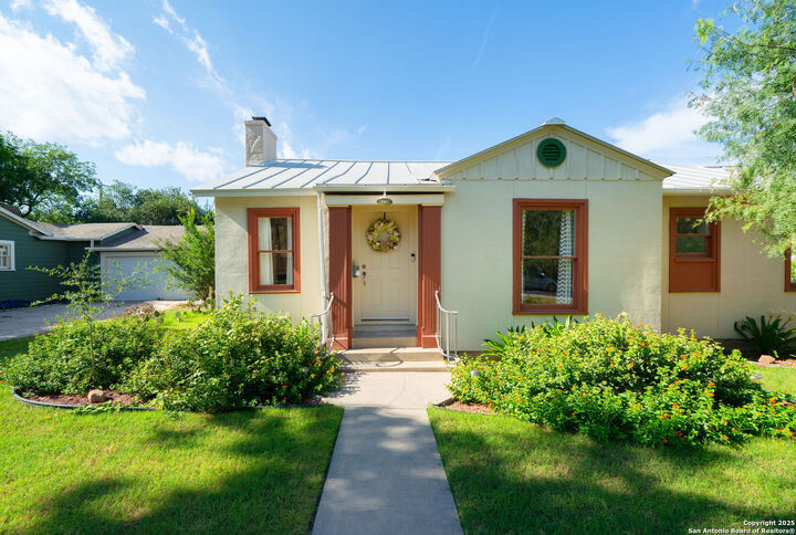 Property Photo:  128 E Elmview Pl  TX 78209 