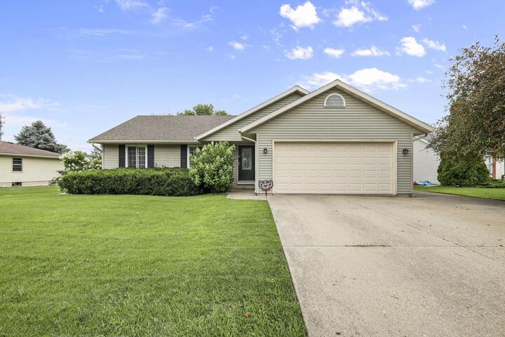 408 Kings Lynn Road  Stoughton WI 53589 photo