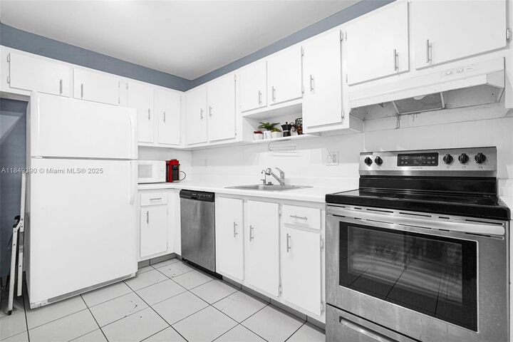 Property Photo: 3050 NE 16th Ave 605 FL 33334