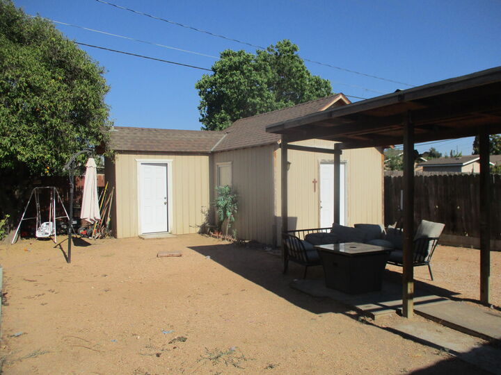 Property Photo:  1540 N Encina Street  CA 93291 