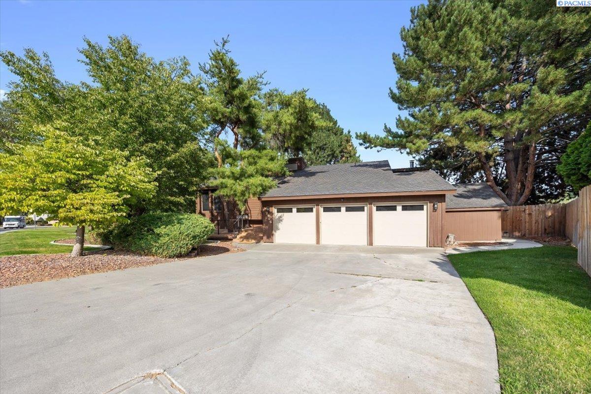 Property Photo: 2406 Greenbrook Blvd. WA 99352
