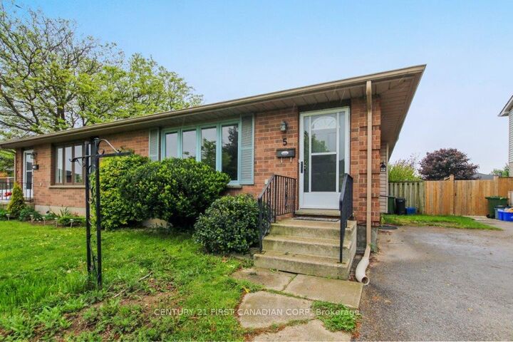 Property Photo:  5 Golding Place  ON N5R 6B6 