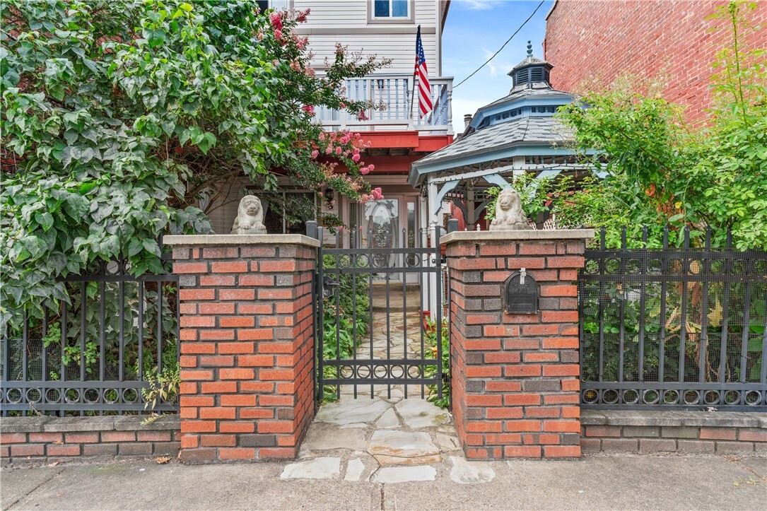 Property Photo: 2422 E Carson Street PA 15203