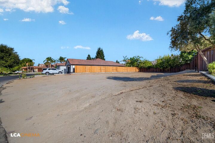 Property Photo: 14906 Colonia De Las Rosas CA 93306