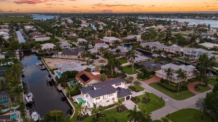 Property Photo:  1645 Bonita Ct  FL 34102 