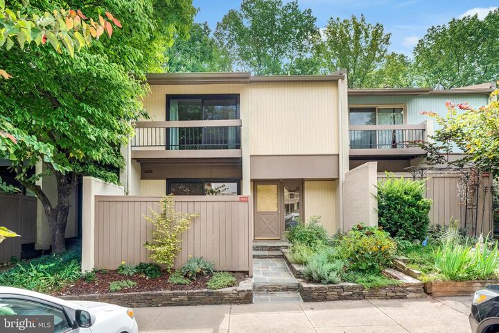 Property Photo: 11637 Newbridge Court VA 20191